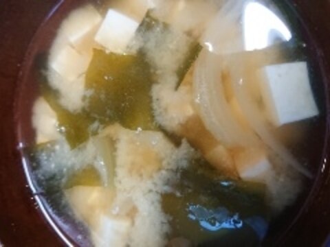 玉ねぎとわかめと豆腐の味噌汁